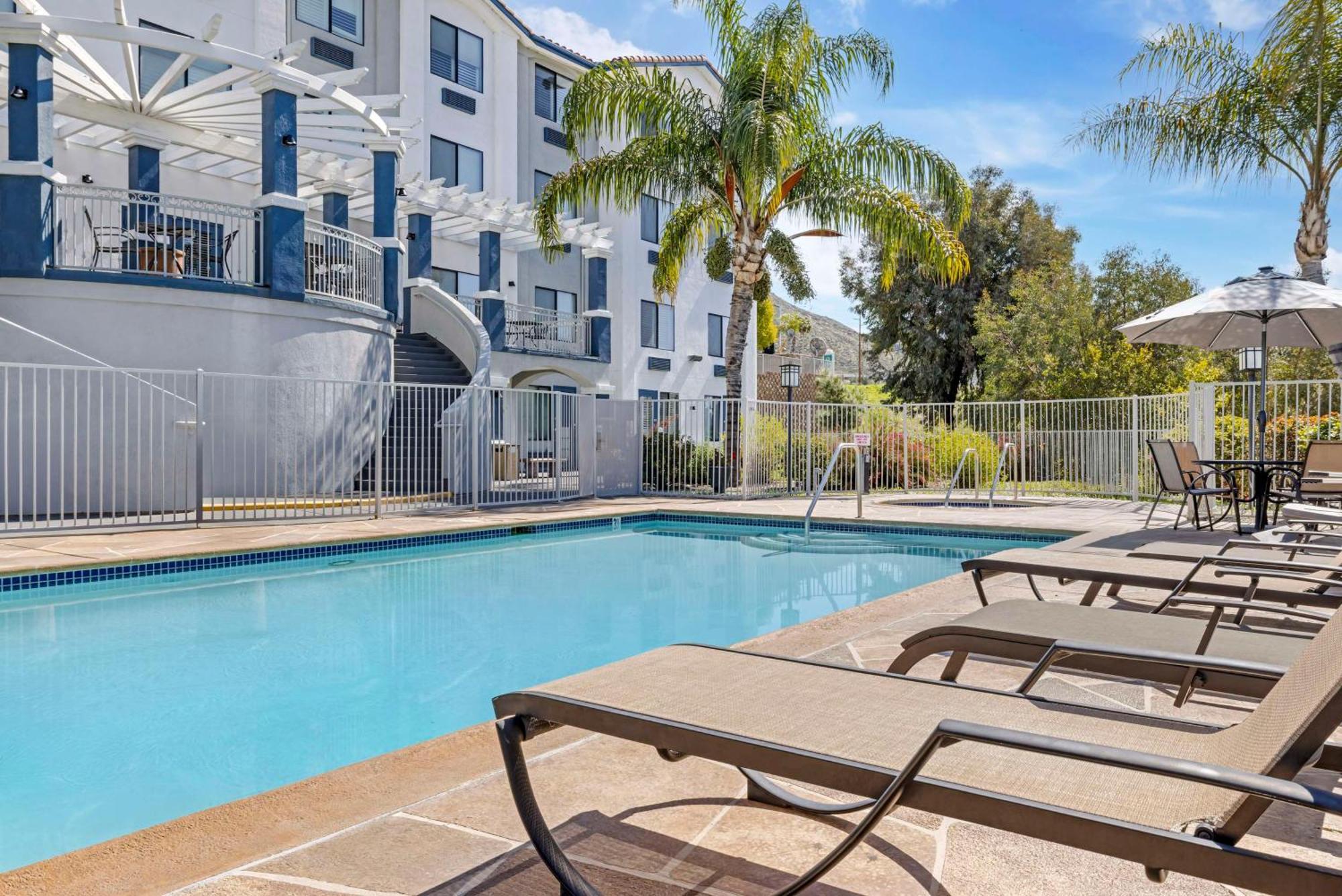 Best Western Plus Lake Elsinore Inn & Suites Luaran gambar