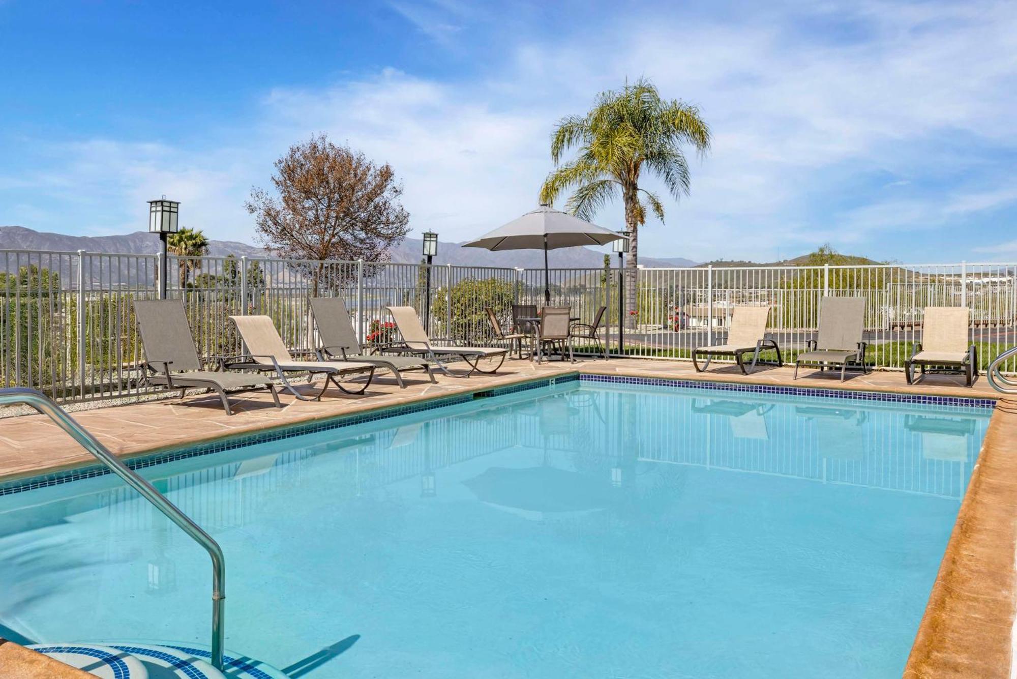 Best Western Plus Lake Elsinore Inn & Suites Luaran gambar